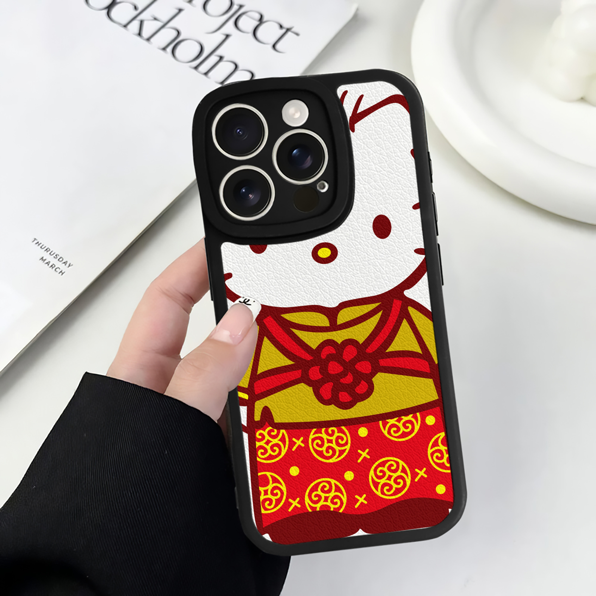 （画像用） Hello Kitty ハローキティ 【iPhone 16シリーズ対応】シリコンスマホケース（レザー調） 材質：シリコン